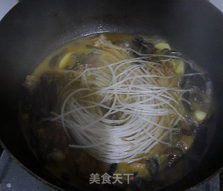 老鸭炖臻蘑粉的做法步骤：8