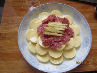 豆腐蒸香肠的做法步骤：2