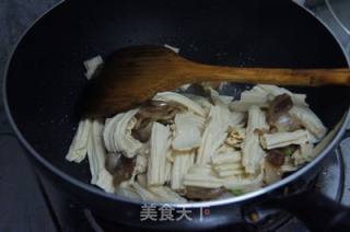 猪头肉烧腐竹的做法步骤：4