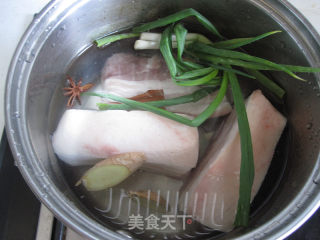 梅菜扣肉的做法步骤：1