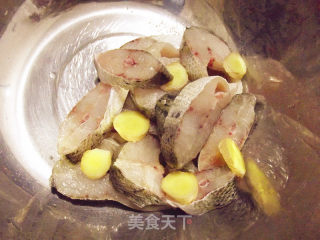 椒盐海鲈鱼的做法步骤：2