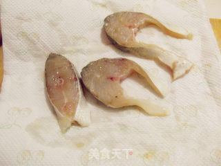 椒盐海鲈鱼的做法步骤：4