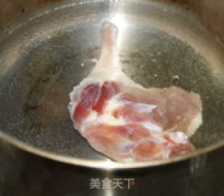 金针油菜鸭腿面的做法步骤：2