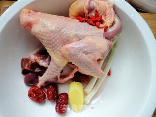红枣枸杞鸽子汤的做法步骤：1