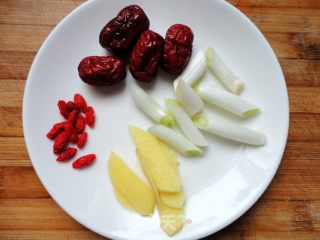 红枣枸杞鸽子汤的做法步骤：3