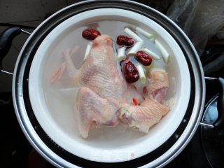 红枣枸杞鸽子汤的做法步骤：5