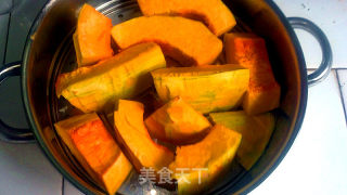 黑米豆沙南瓜面包的做法步骤：1