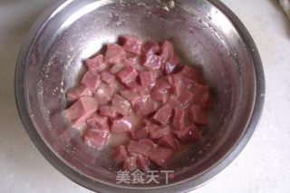 杏鲍菇炒牛肉粒的做法步骤：2