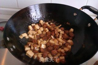 杏鲍菇炒牛肉粒的做法步骤：7