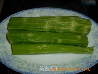 青笋炒蛋的做法步骤：1