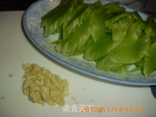 青笋炒蛋的做法步骤：2