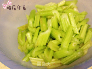 营养香芹小炒的做法步骤：1
