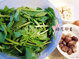冬季温和食补——海参珠圆菠菜汤的做法步骤：3