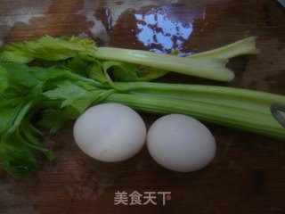 西芹炒鸡蛋的做法步骤：1