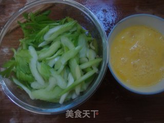 西芹炒鸡蛋的做法步骤：2