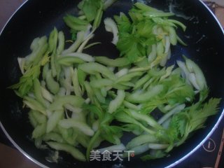 西芹炒鸡蛋的做法步骤：4