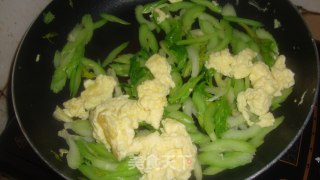 西芹炒鸡蛋的做法步骤：5