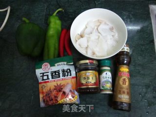 [潮汕经典风味酱]--双椒沙茶鱿鱼卷的做法步骤：1