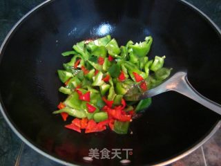 [潮汕经典风味酱]--双椒沙茶鱿鱼卷的做法步骤：6