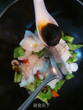 [潮汕经典风味酱]--双椒沙茶鱿鱼卷的做法步骤：7