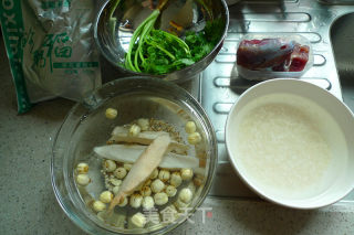 莲子薏米牛肉粥的做法步骤：1