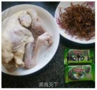 黄花菜焖啤酒鸡的做法步骤：1