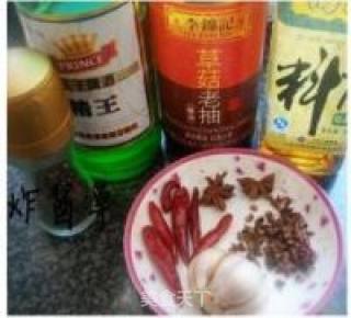 黄花菜焖啤酒鸡的做法步骤：2