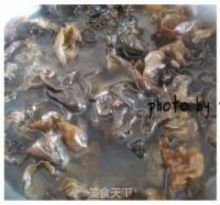 黄花菜焖啤酒鸡的做法步骤：5