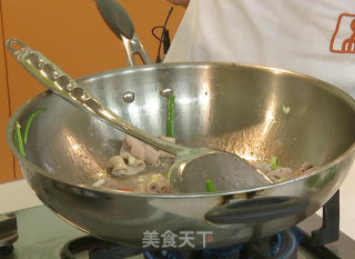 葱段炒鹅肠的做法步骤：6