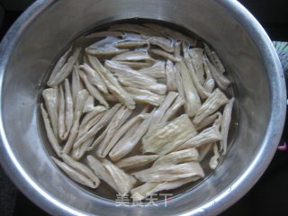 芹菜拌腐竹的做法步骤：1