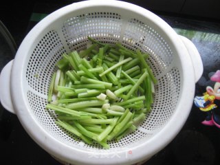 芹菜拌腐竹的做法步骤：2