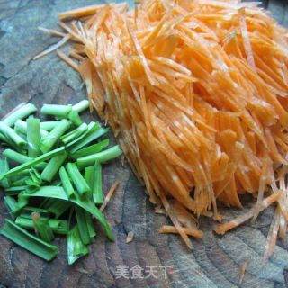 红萝卜炒香葱蛋丝的做法步骤：2