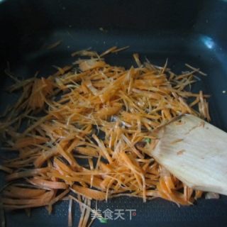 红萝卜炒香葱蛋丝的做法步骤：5
