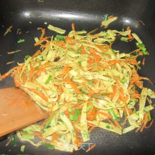 红萝卜炒香葱蛋丝的做法步骤：8
