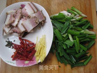 蒜苗炒腊肉的做法步骤：2