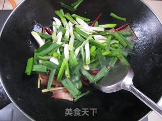 蒜苗炒腊肉的做法步骤：5