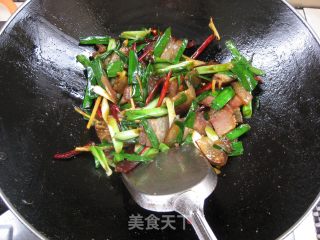 蒜苗炒腊肉的做法步骤：6
