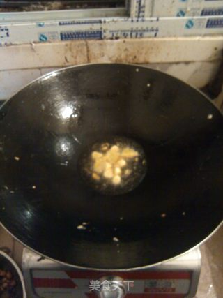 娃娃菜炒豆腐泡的做法步骤：2