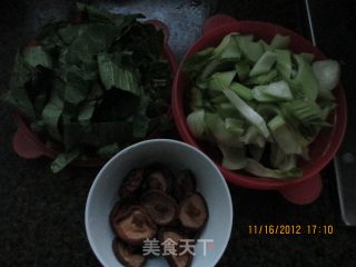 青菜炒香菇的做法步骤：2