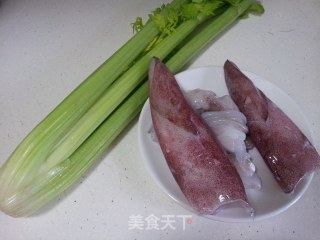 西芹炒鲜尤的做法步骤：1