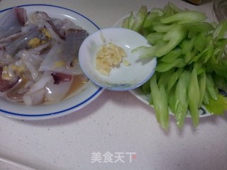 西芹炒鲜尤的做法步骤：2