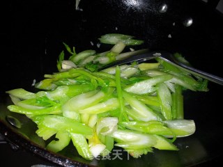 西芹炒鲜尤的做法步骤：7