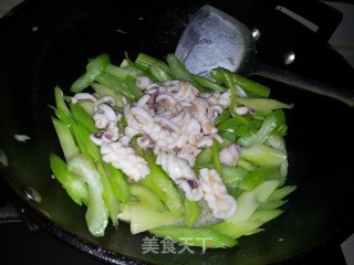 西芹炒鲜尤的做法步骤：8