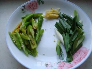 红萝卜黑木耳炒五花肉的做法步骤：3