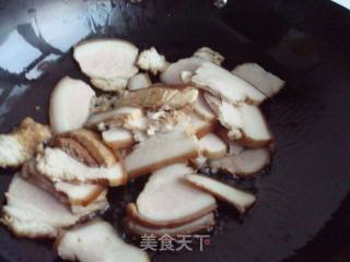 红萝卜黑木耳炒五花肉的做法步骤：6