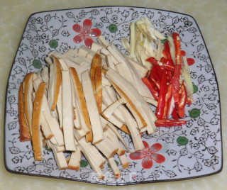 韭菜炒豆干的做法步骤：1