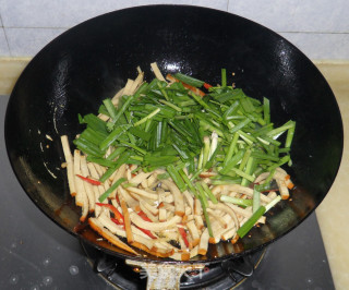 韭菜炒豆干的做法步骤：6