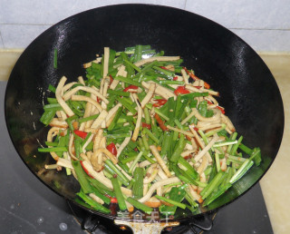 韭菜炒豆干的做法步骤：7