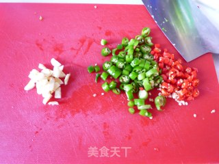 孔雀开屏蒸鲈鱼的做法步骤：2