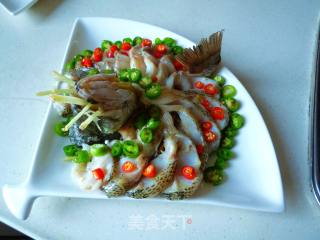 孔雀开屏蒸鲈鱼的做法步骤：3